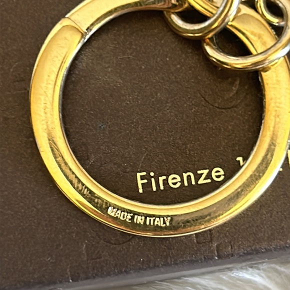 Gucci gold tone keychain with 2 key charms and box - Picture 5 of 11